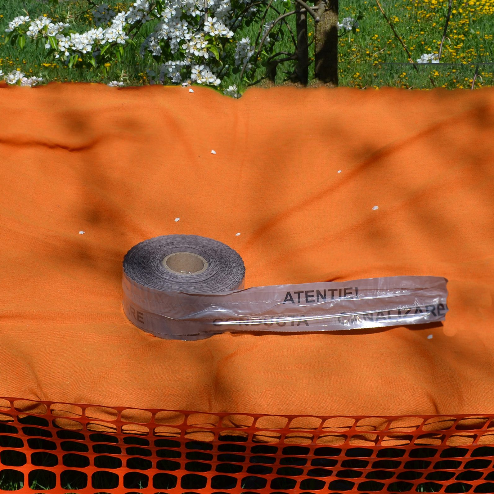 Benzi avertizoare - canalizare cu fire metalice desfasurat