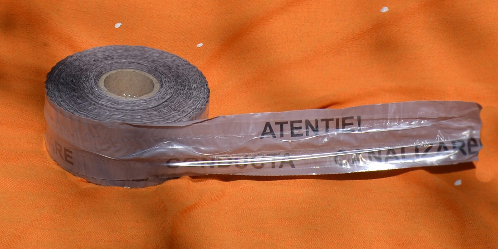 Benzi avertizoare - canalizare cu fire metalice desfasurat