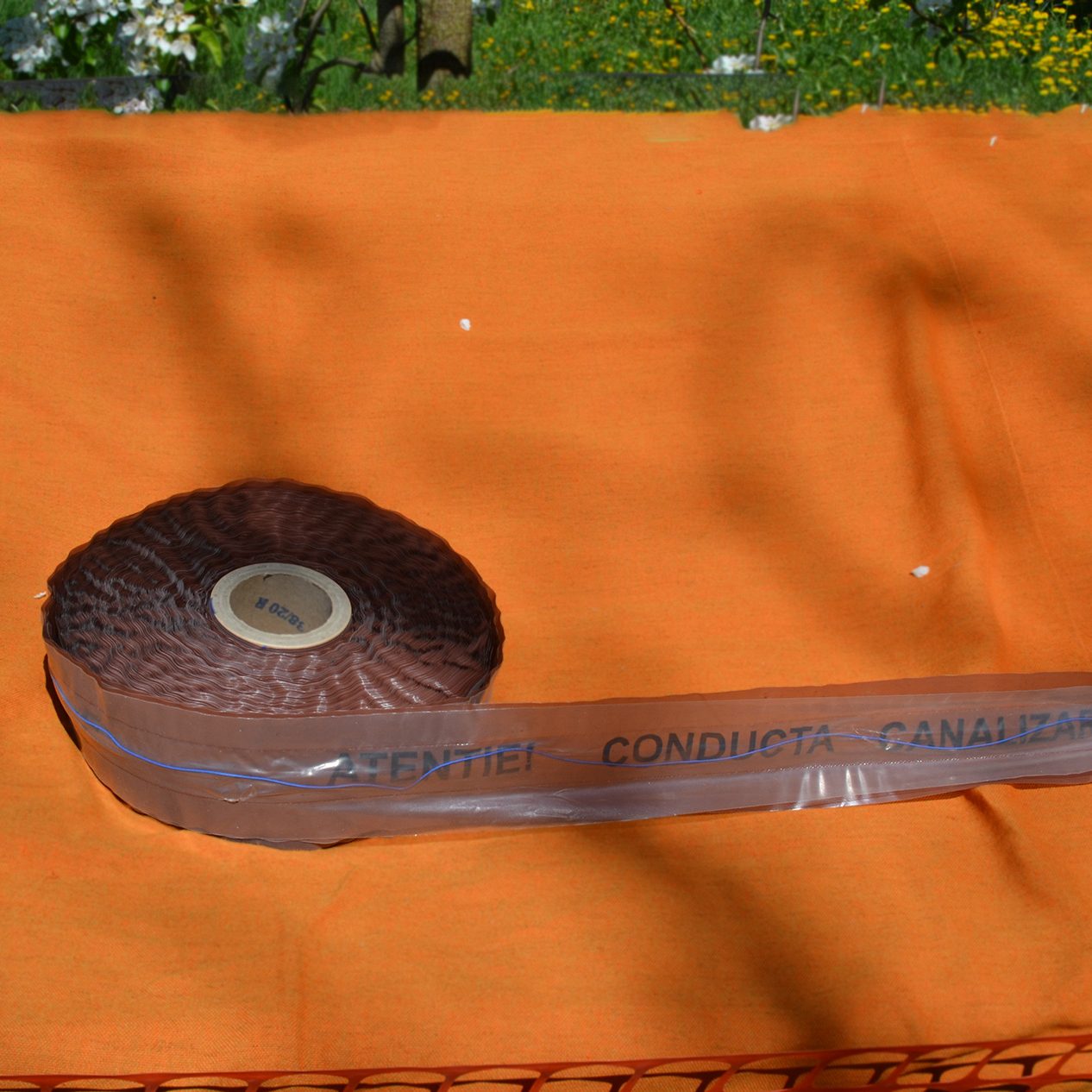 Benzi avertizoare - canalizare cu fire metalice desfasurat