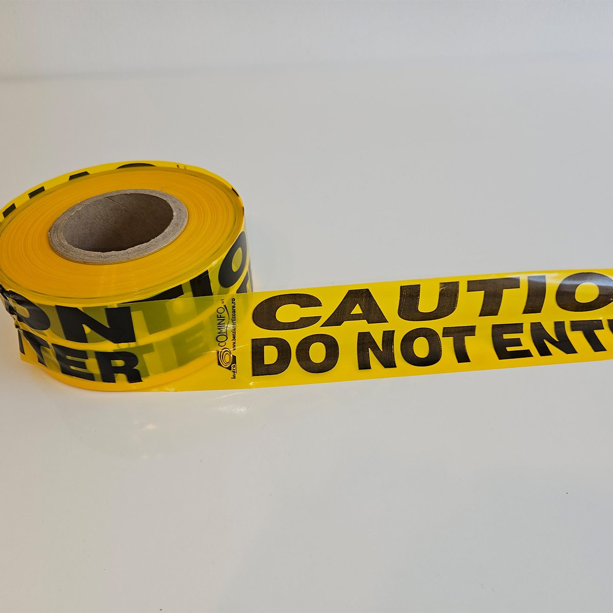 Benzi avertizoare - delimitare access, inscriptionate CAUTION DO NOT ENTER