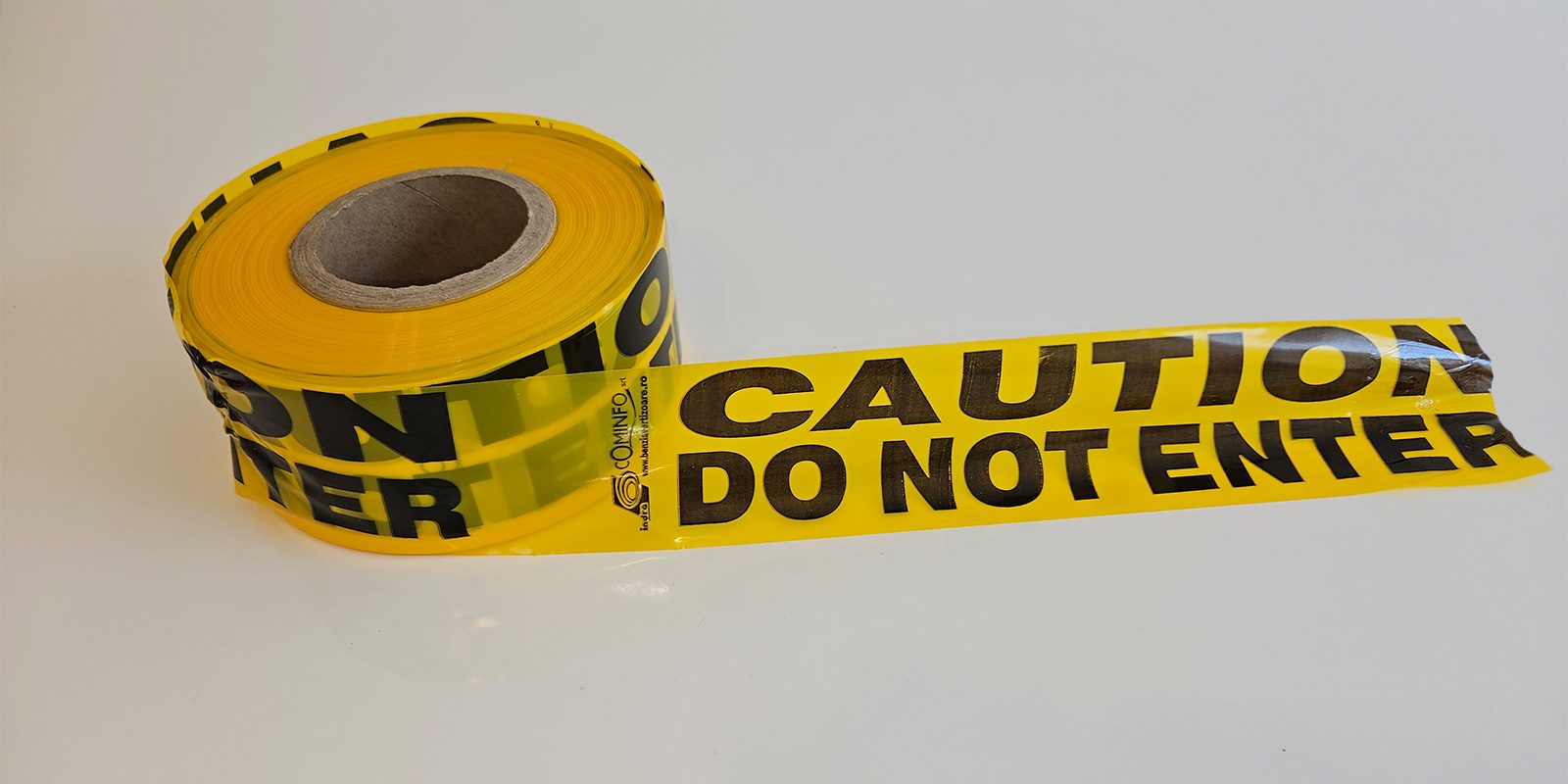 Benzi avertizoare - delimitare access, inscriptionate CAUTION DO NOT ENTER