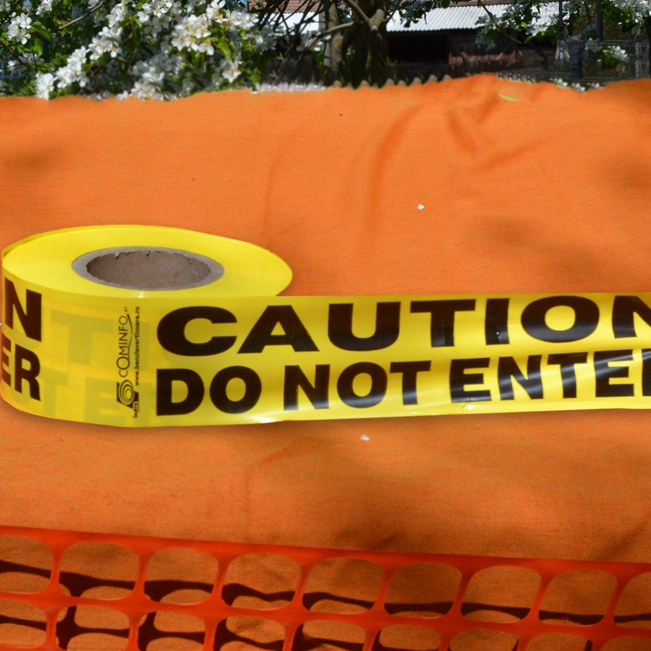 Benzi avertizoare - delimitare access, inscriptionate CAUTION DO NOT ENTER exterior