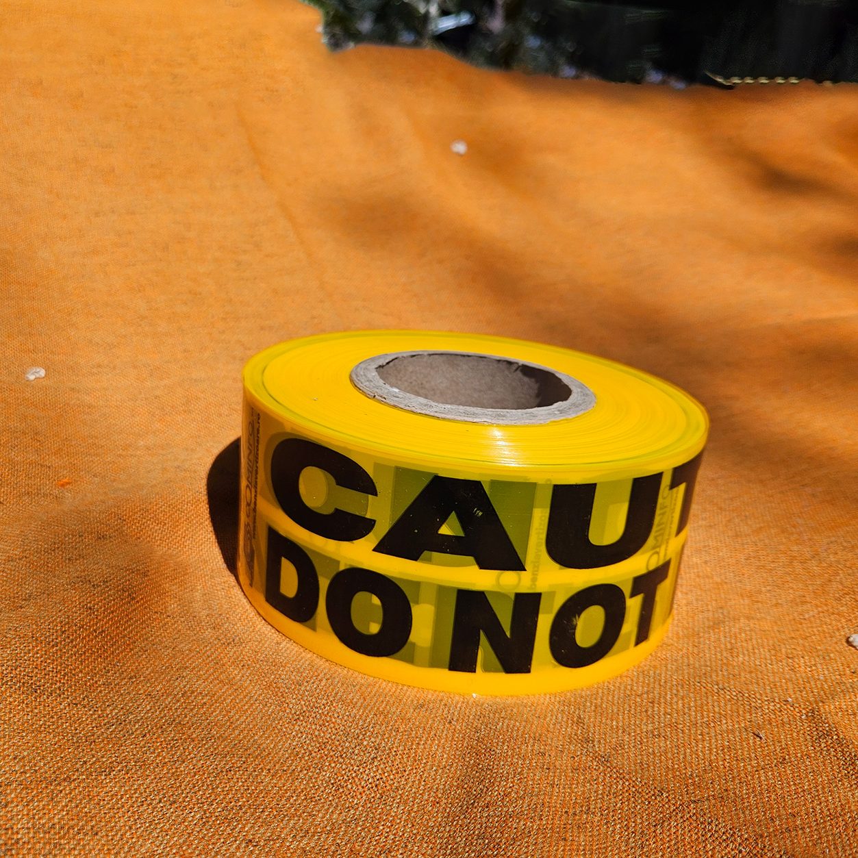 Benzi avertizoare - delimitare access, inscriptionate CAUTION DO NOT ENTER exterior