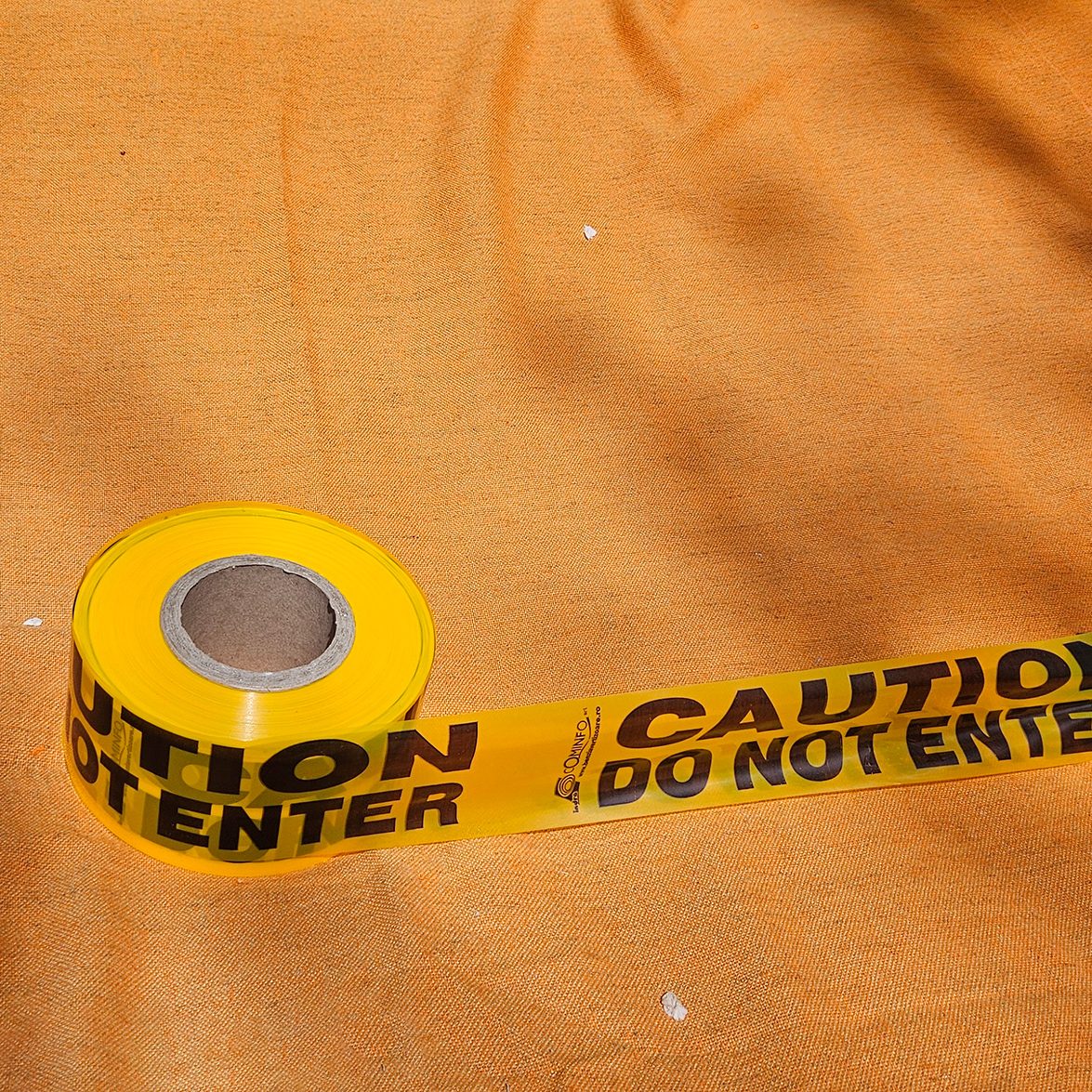 Benzi avertizoare - delimitare access, inscriptionate CAUTION DO NOT ENTER